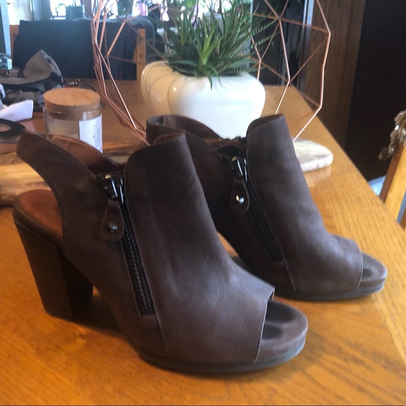 Soft Sole by Kenneth Cole Open Toe Shoe - Picture 3 of 6